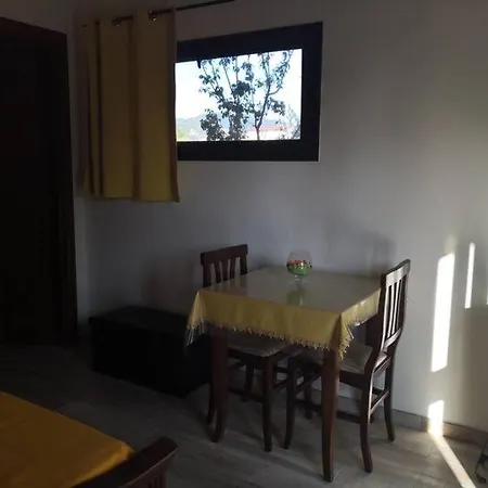 Camera Matrimoniale 2- Villafranca Condividi Salva 卡里亚蒂